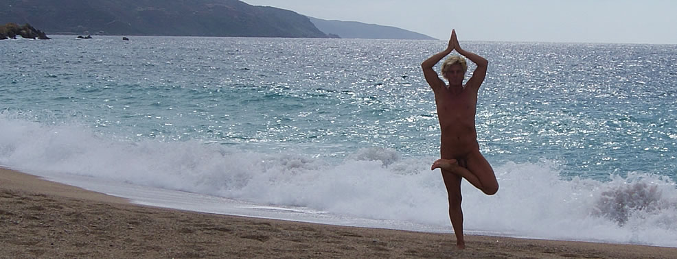 Nackt-Yoga am Sandstrand - Baumstellung