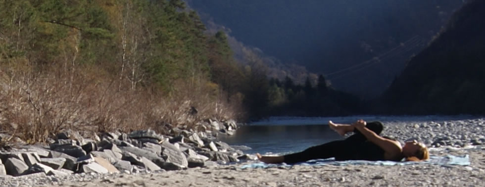 Königsstellung der Kopfstand oder Sirshasana am Strand von Korsika