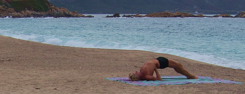 Sethu Bandhasana, die Brückenstellung am Strand