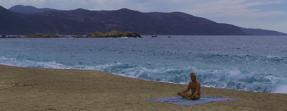 Königsstellung der Kopfstand oder Sirshasana am Strand von Korsika