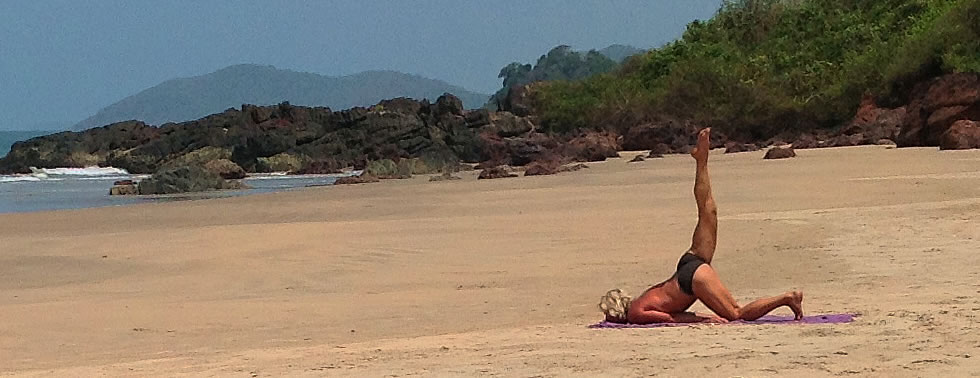 Halbe Heuschreckenstellung am Strand