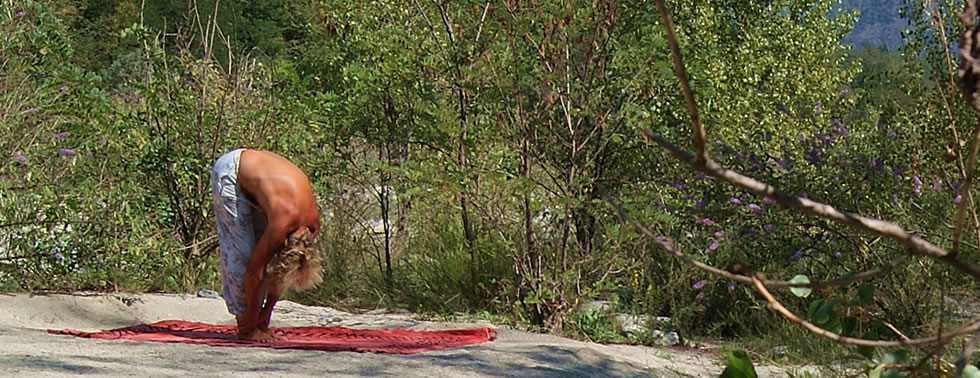 Königsstellung der Kopfstand oder Sirshasana am Strand von Korsika