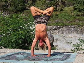 Handstand im Lotus - Padma Adho Mukha Vrkshasana