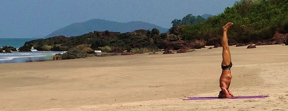 Königsstellung der Kopfstand oder Sirshasana am Strand von Galgibaga, Indien