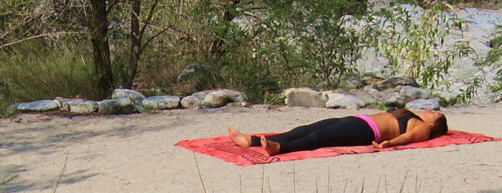 Königsstellung der Kopfstand oder Sirshasana am Strand von Korsika